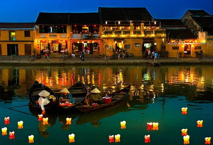 Cảnh thả đèn hoa đăng ở Hội An