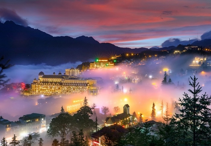 Thị trấn Sa Pa trong làn mây và ánh đèn