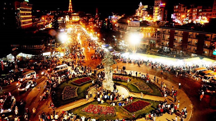 Phố về đêm trên Đà Lạt nhộn nhịp, tấp nập