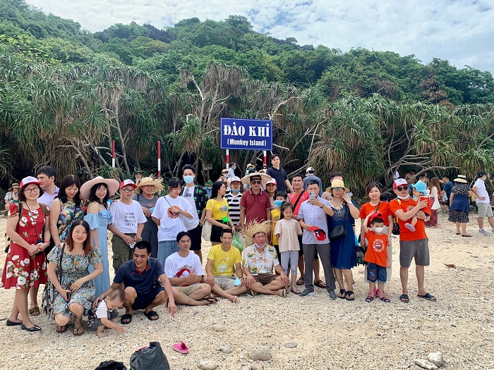 Khách đi du lịch theo tour tại Du lịch Khát vọng Việt