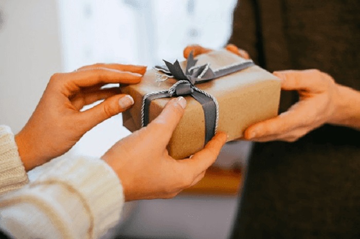 Trước khi tặng quà bạn cần phải chú ý đến đối tượng tặng quà