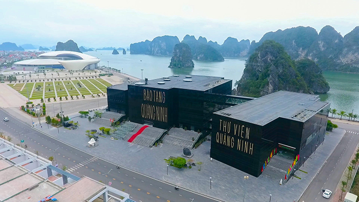 Bảo tàng - thư viện Quảng Ninh là một công trình kiến trúc nghệ thuật độc đáo bạn có thể ghé thăm.