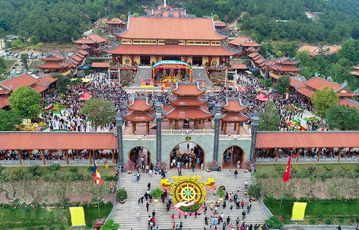 Là ngôi chùa linh thiêng, bề thế, du lịch chùa Ba Vàng được rất nhiều người quan tâm hiện nay.