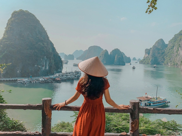 Khí hậu ở vùng vịnh Hạ Long được thiên nhiên ưu ái nhiều điều kiện thuận lợi cho việc du lịch nghỉ dưỡng.